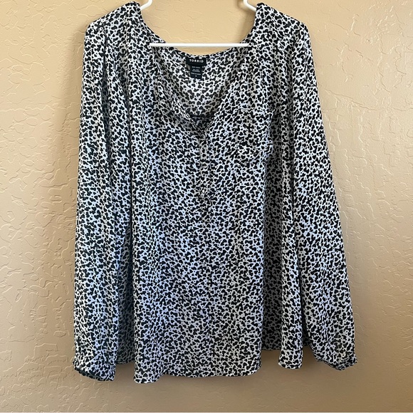 Torrid Blouse Heart Print Chiffon Tulip Open Back - Size 2 - Picture 1 of 4